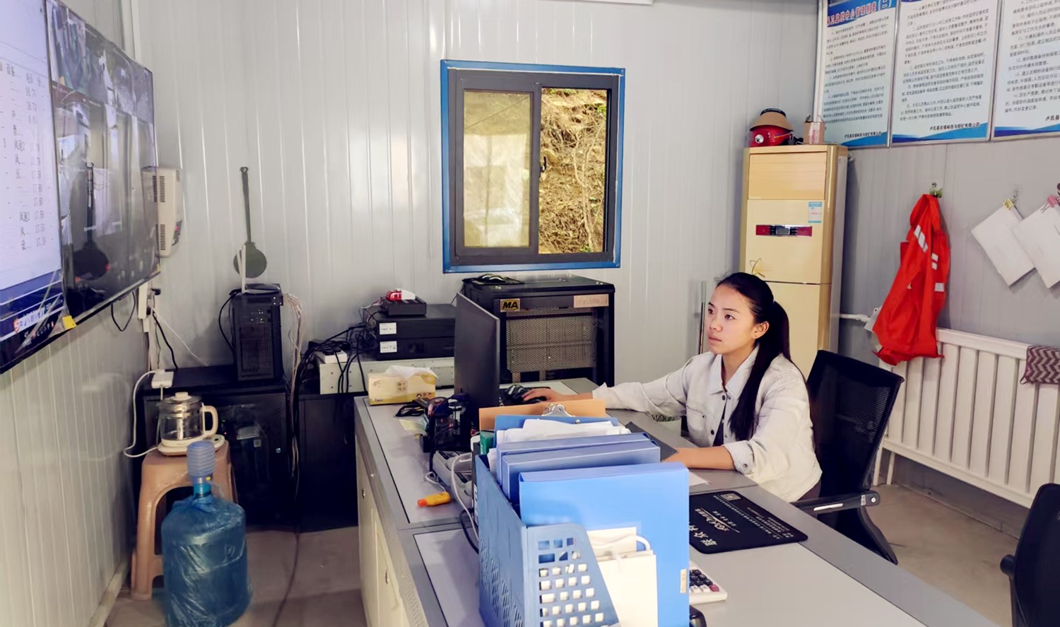 堅(jiān)守安全防線(xiàn)，綻放巾幗風(fēng)采｜記西溝鐵礦安全監(jiān)控員黃春玲